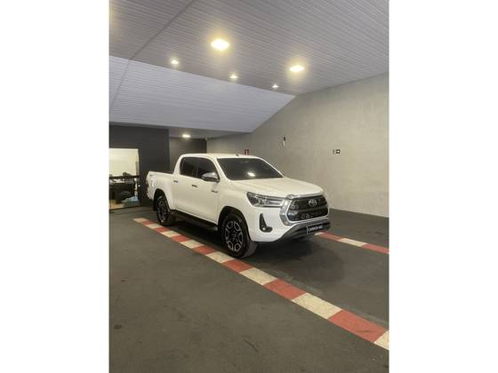 TOYOTA HILUX 2.8 D-4D TURBO DIESEL CD SRX 4X4 AUTOMÁTICO TOYOTA HILUX 2.8 D-4D TURBO DIESEL CD SRX 4X4 AUTOMÁTICO